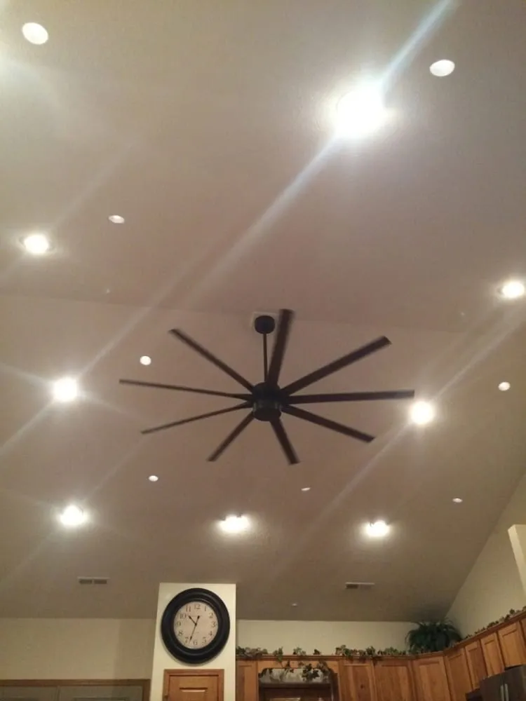 Emergency electrician providing circuit breaker repair in , 