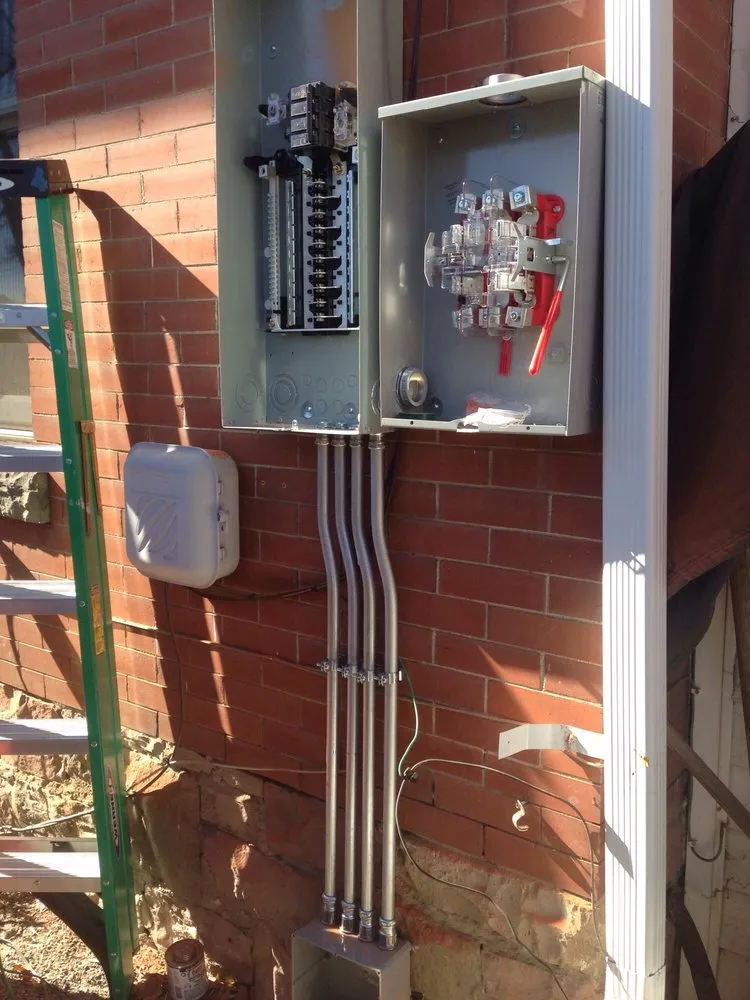 Emergency electrician providing wiring installation in ,