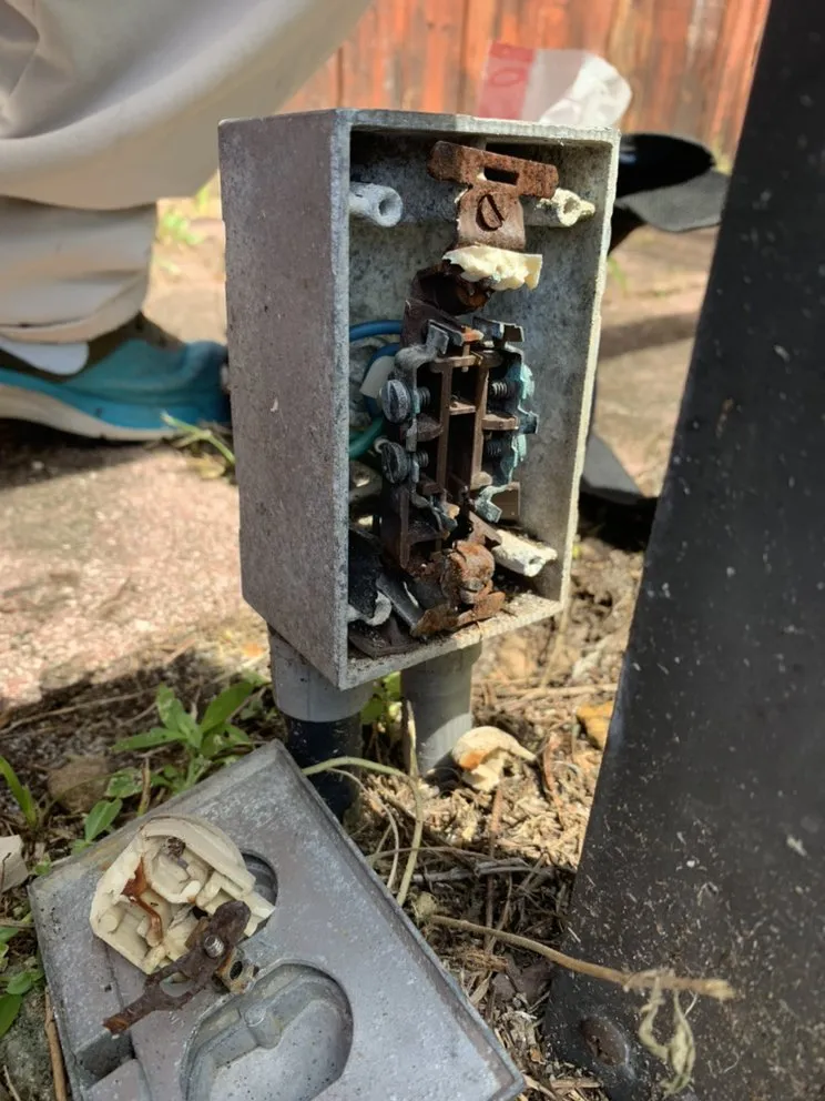 Professional electrician providing wiring installation in Sorrento, FL - Balder Avalon