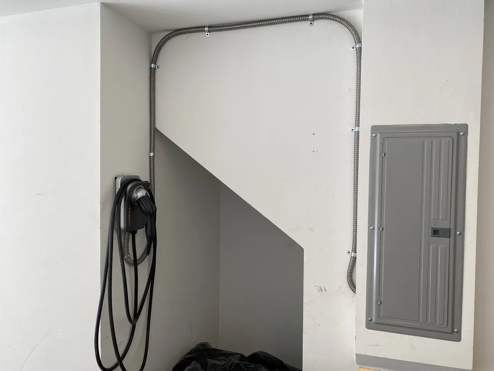 Trusted electrician providing electrical repair in , 