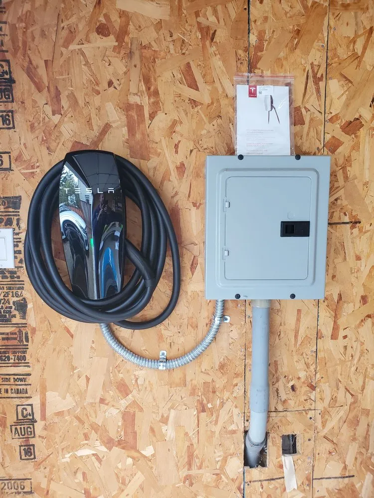 Professional electrician providing circuit breaker repair in , 