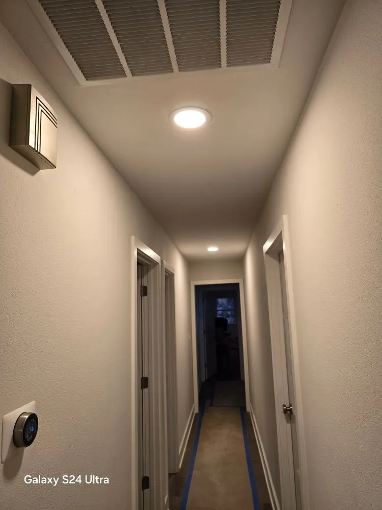 Emergency electrician providing emergency electrical service in , 