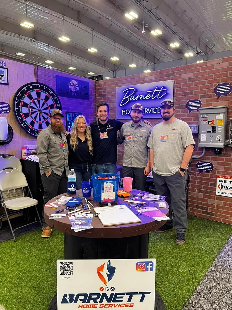 Emergency electrician providing circuit breaker repair in , 