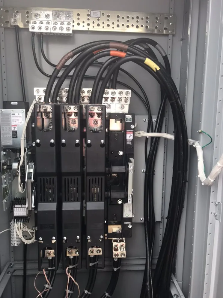 Emergency electrician providing outlet and switch repair in , 