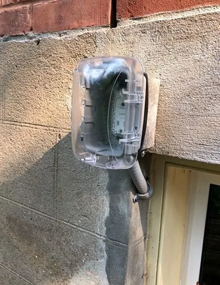 Licensed electrician providing circuit breaker repair in , 