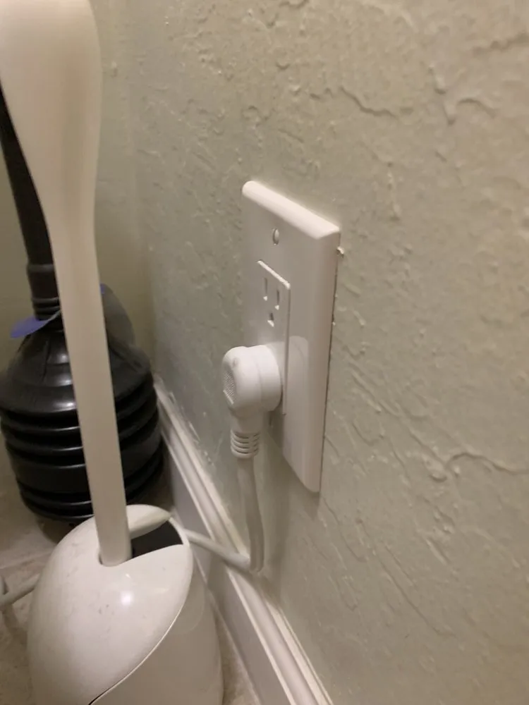 Trusted electrician providing emergency electrical service in , 