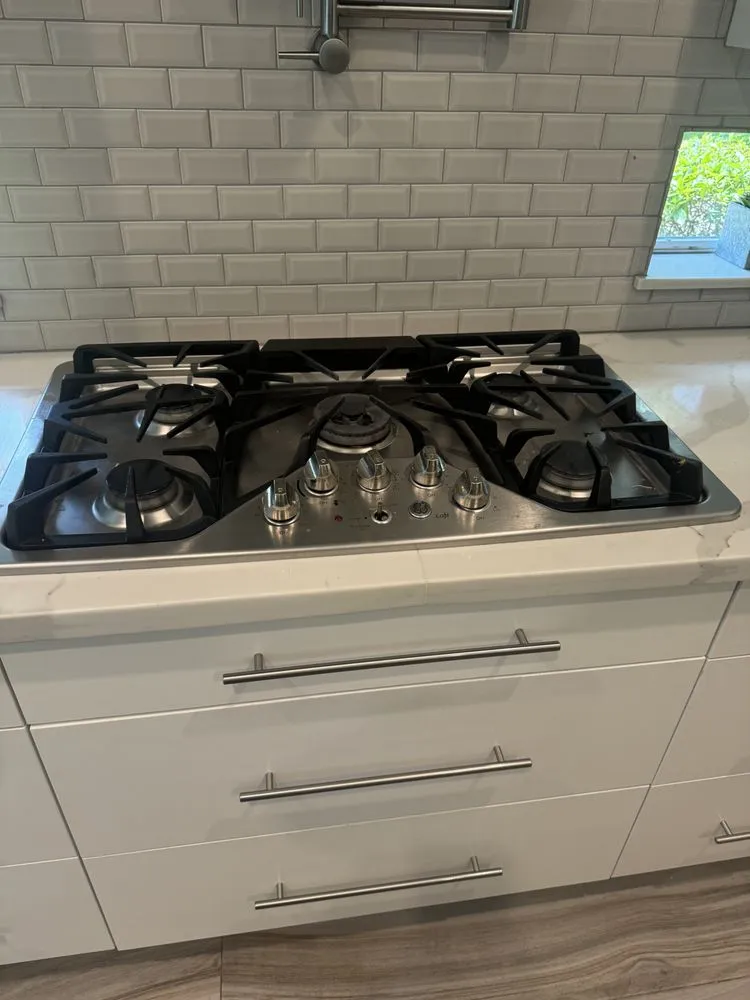 Emergency electrician providing circuit breaker repair in , 