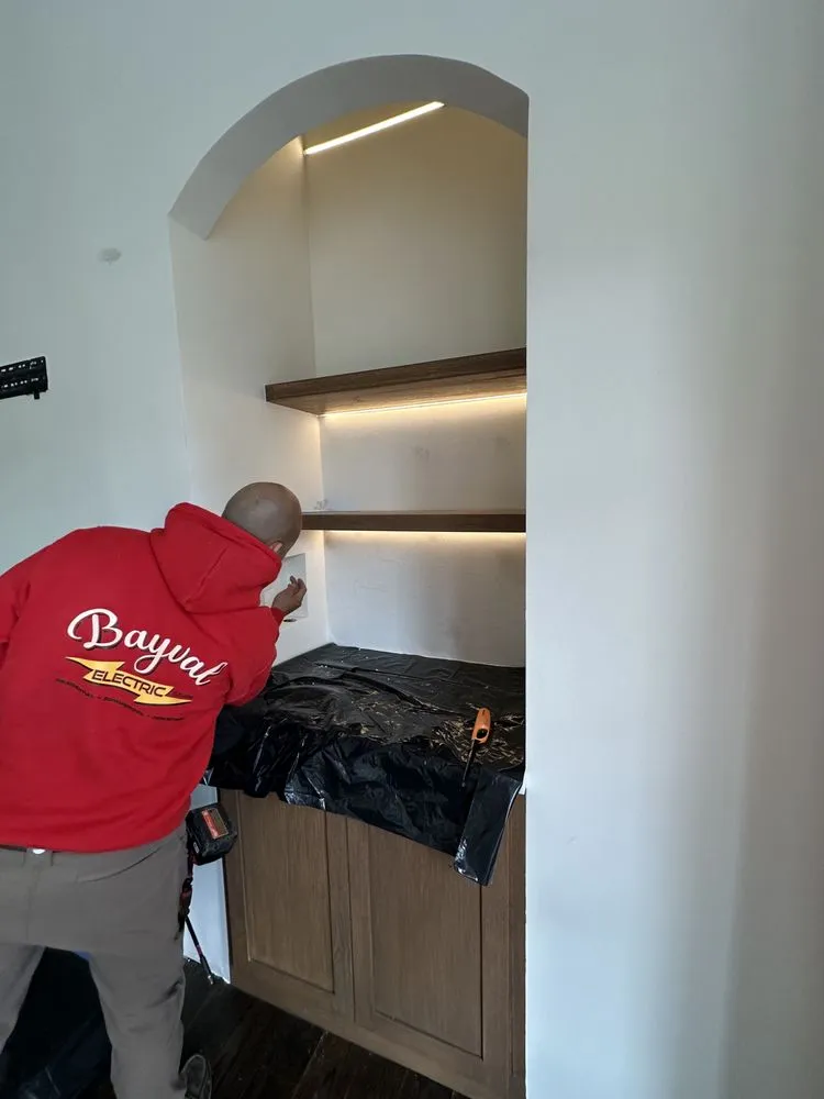 Affordable electrician providing emergency electrical service in , 