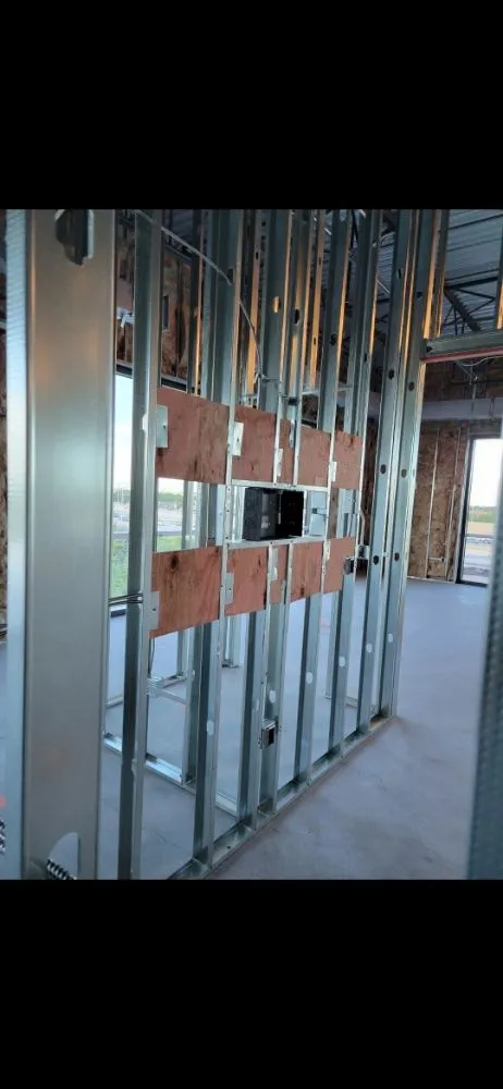 Emergency electrical service for homes in lighting installation, by