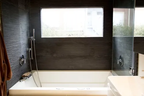 Licensed electrician providing circuit breaker repair in , 