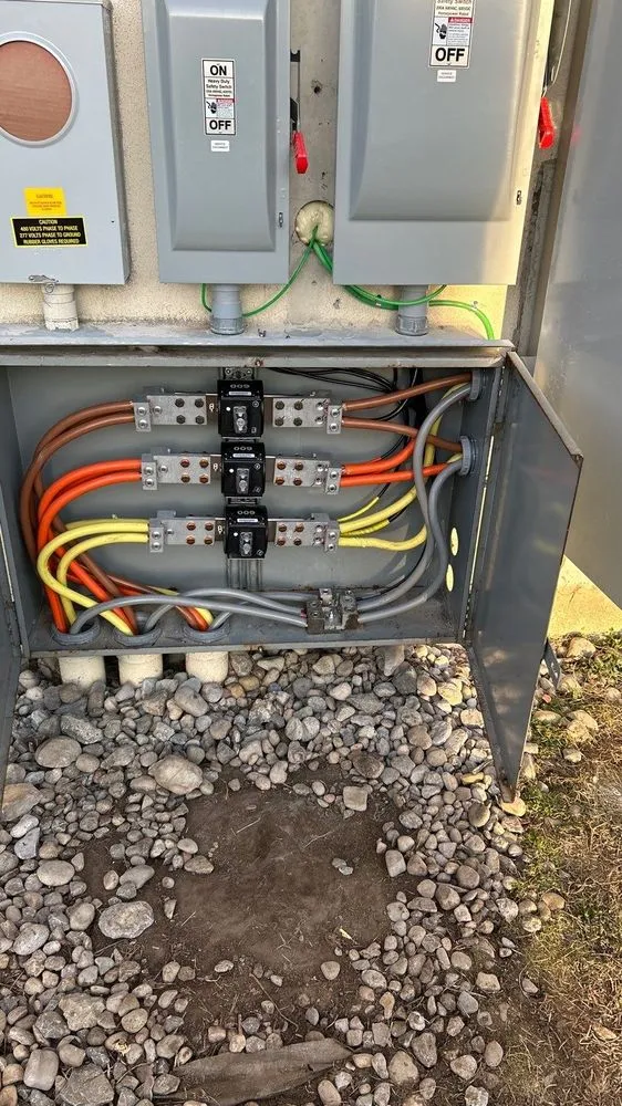 Emergency electrical service for homes in circuit breaker repair, by