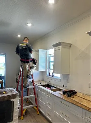 Bee Electrical Contracting Logo