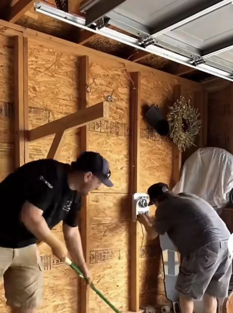 Slide of BeeCharged Experts