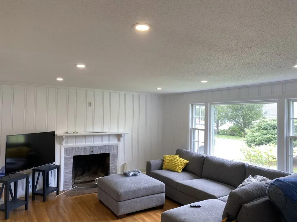 Expert electrician providing emergency electrical service in , 