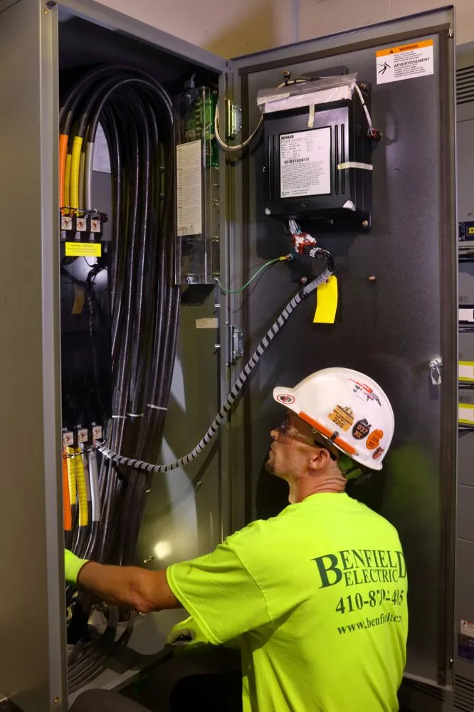 Licensed electrician providing electrical repair in , 