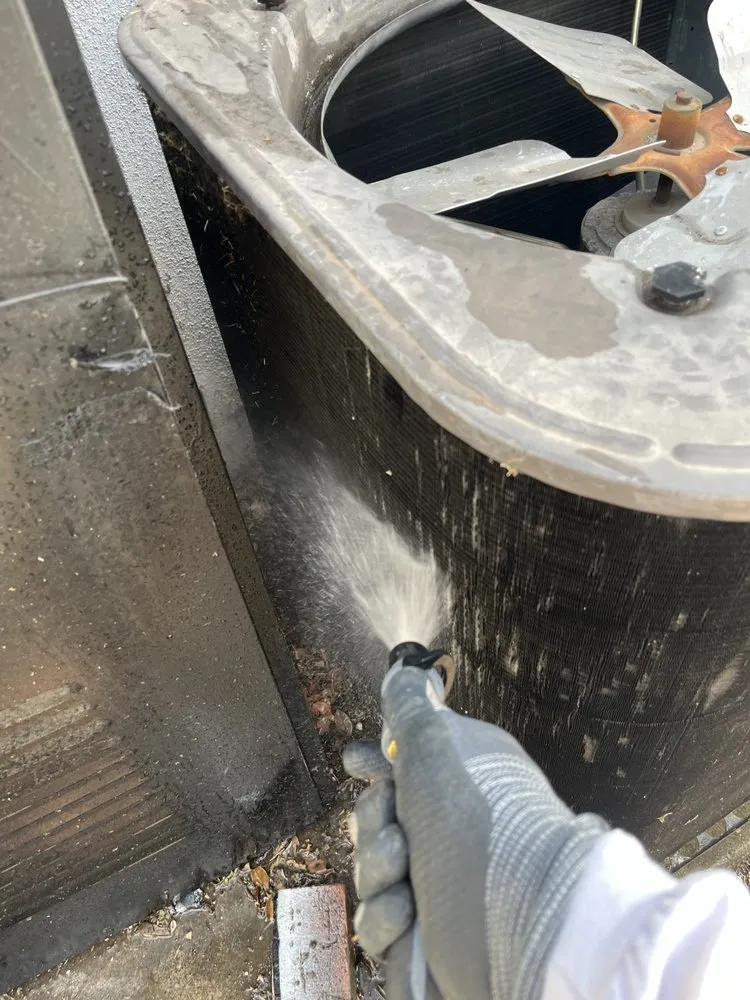 Affordable electrician providing emergency electrical service in , 