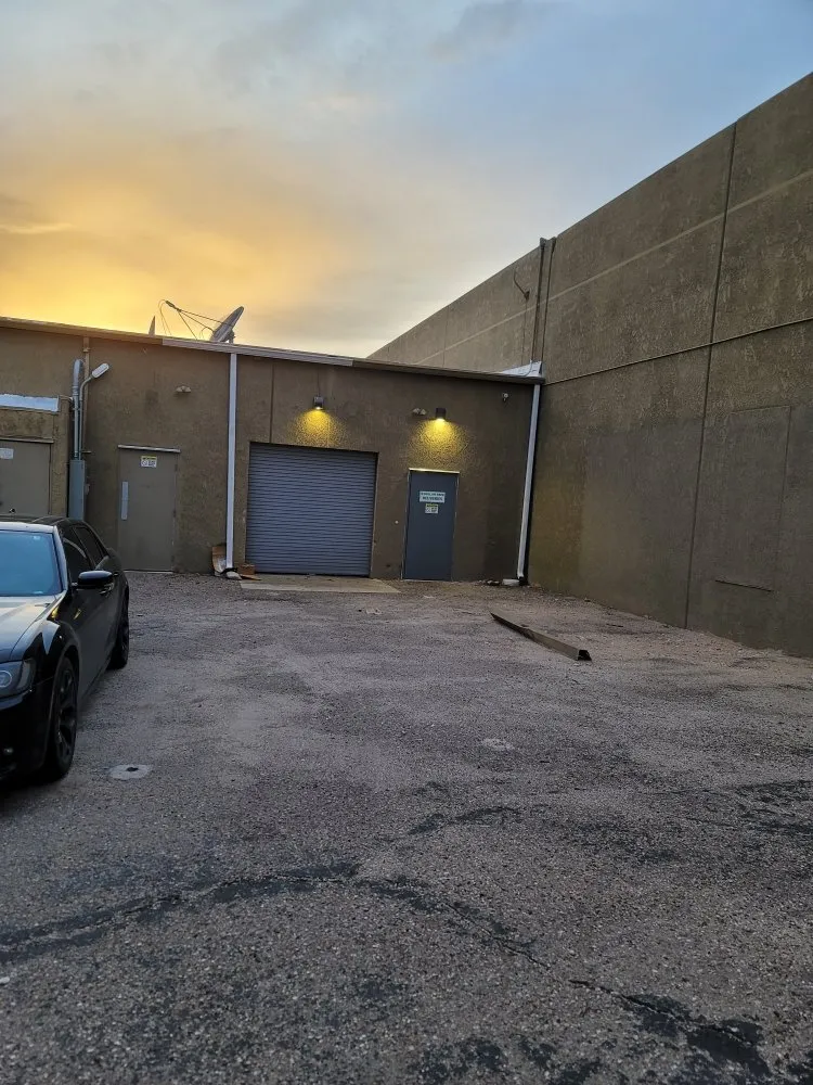 Affordable electrician providing emergency electrical service in , 