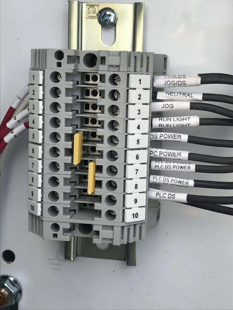 Reliable electrician providing emergency electrical service in , 