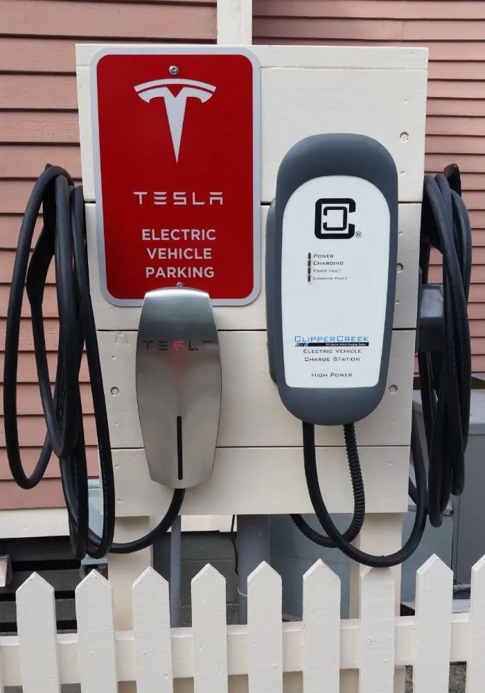 Trusted electrician providing emergency electrical service in , 