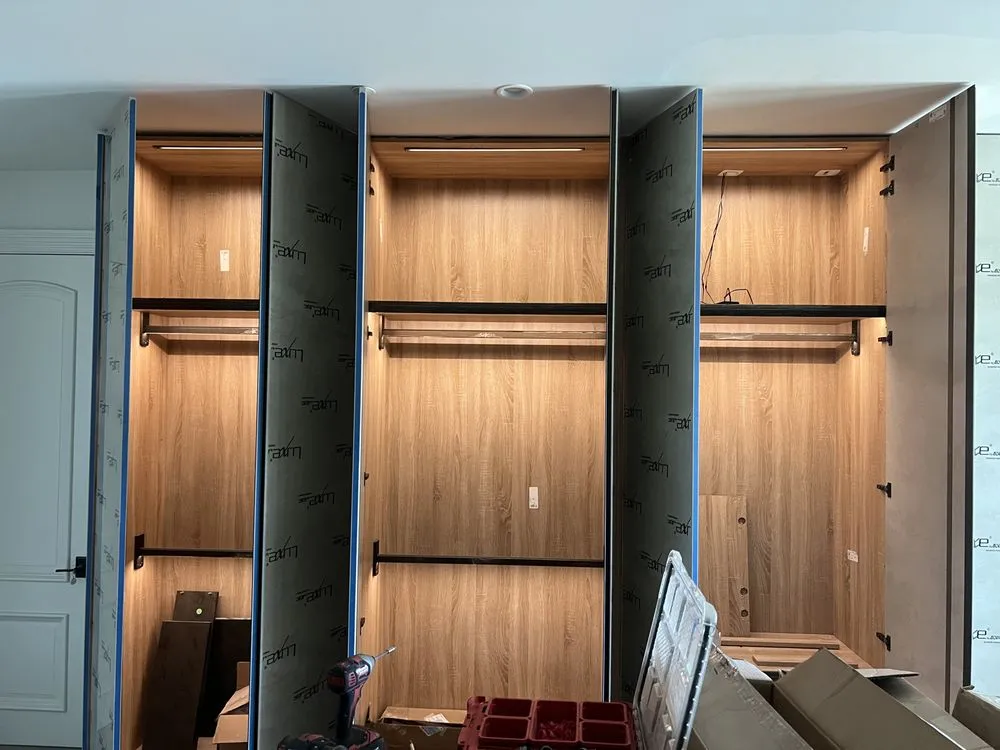 Licensed electrician providing emergency electrical service in , 