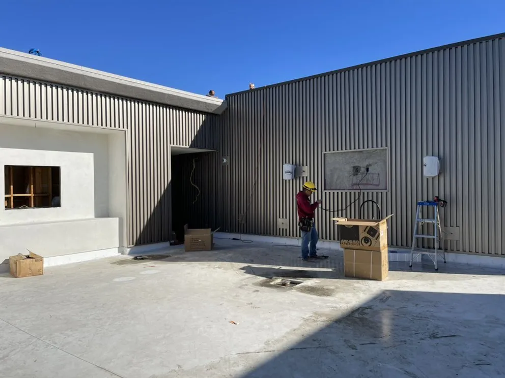 Emergency electrician providing panel upgrade in Tarzana, CA - Big Ben Mounts