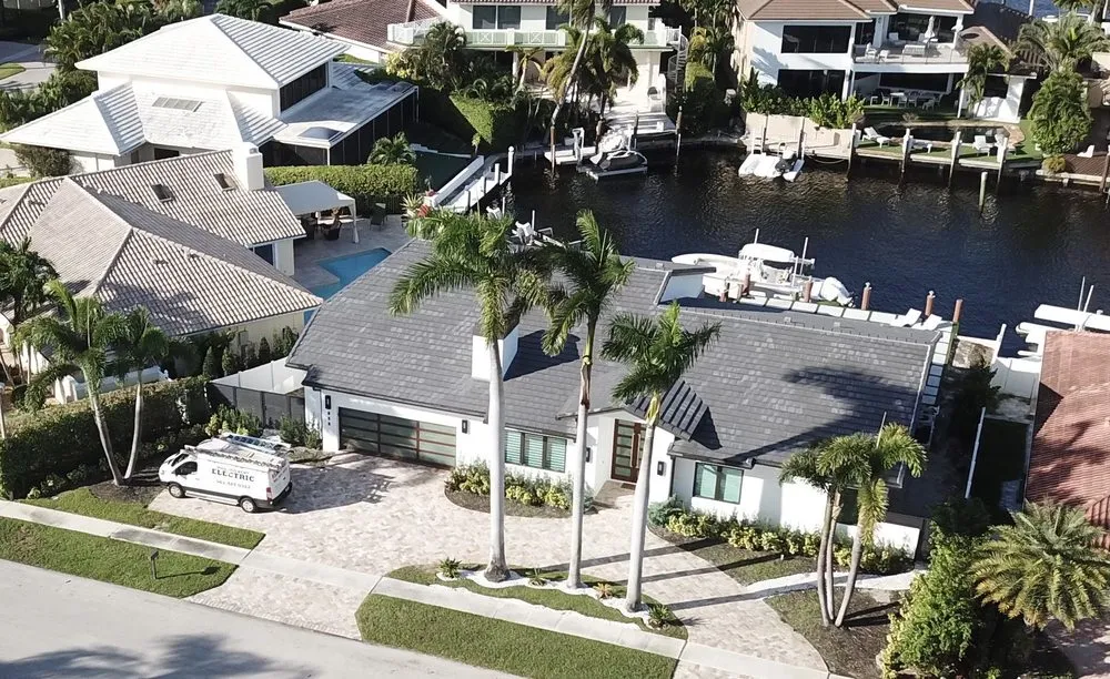 Expert electrician providing electrical repair in , 