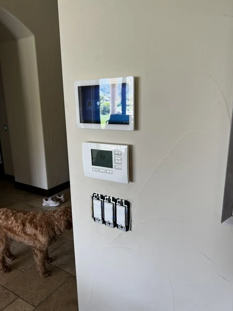 Emergency electrician providing electrical repair in , 