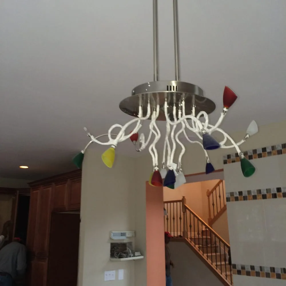 Emergency electrician providing electrical repair in , 