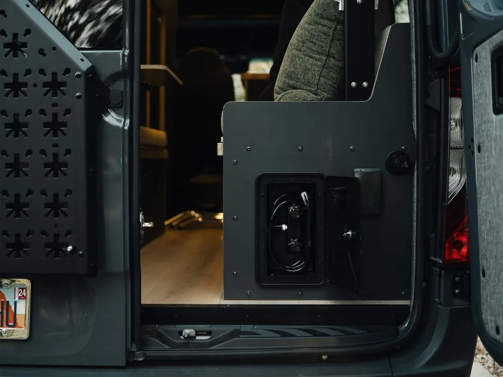 Emergency electrician providing electrical repair in , 