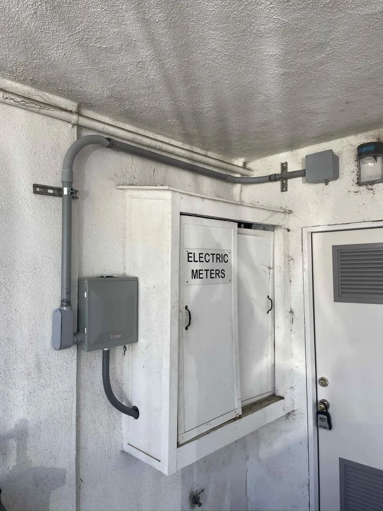 Emergency electrician providing circuit breaker repair in , 