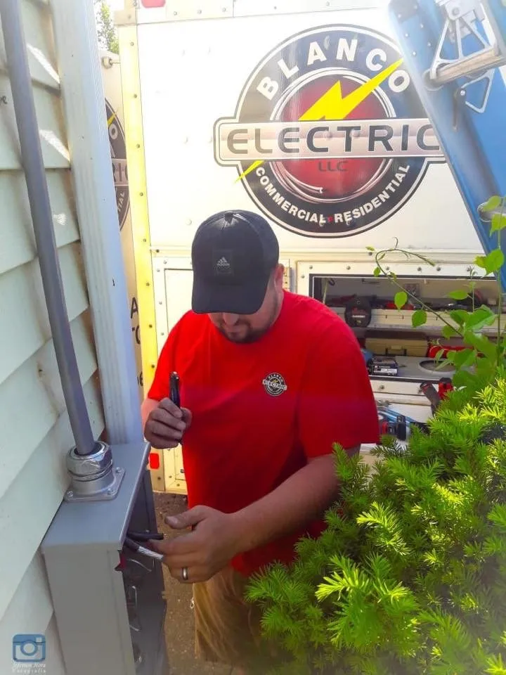 Emergency electrical service for homes in lighting installation, by