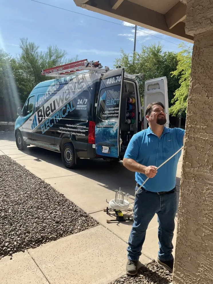 Licensed electrical service for homes in lighting installation,  by 