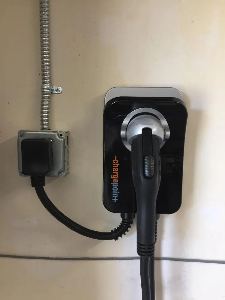 Trusted electrician providing wiring installation in , 