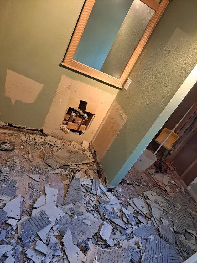 Professional electrician providing electrical repair in , 