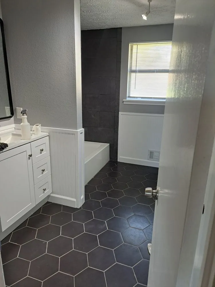 Professional electrician providing electrical repair in , 