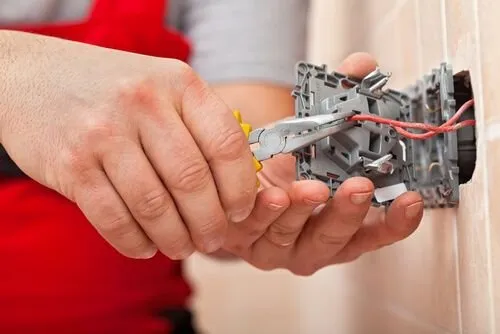 Professional electrician providing electrical repair in Flamingo, FL - Blue Ribbon Local Electricians