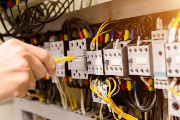 Certified circuit breaker repair experts serving Flamingo, FL - Blue Ribbon Local Electricians