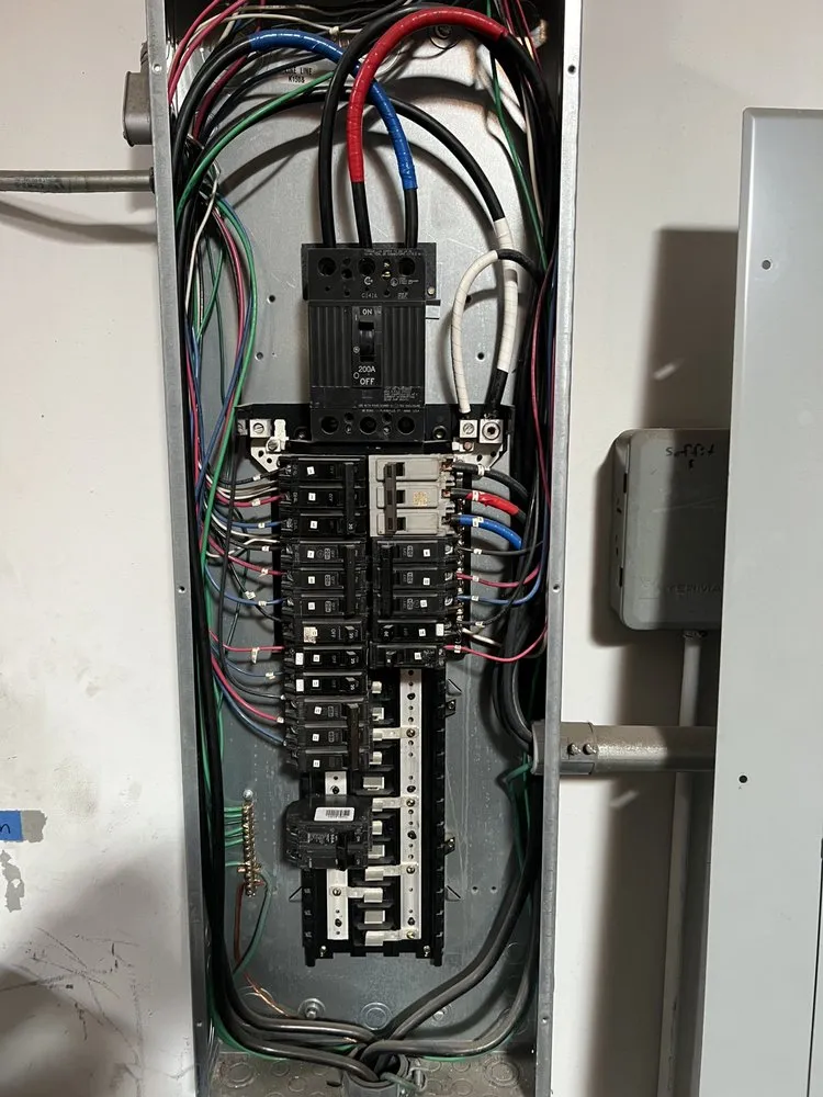 Licensed electrician providing emergency electrical service in , 