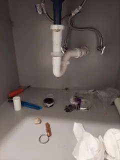 Emergency electrician providing circuit breaker repair in , 