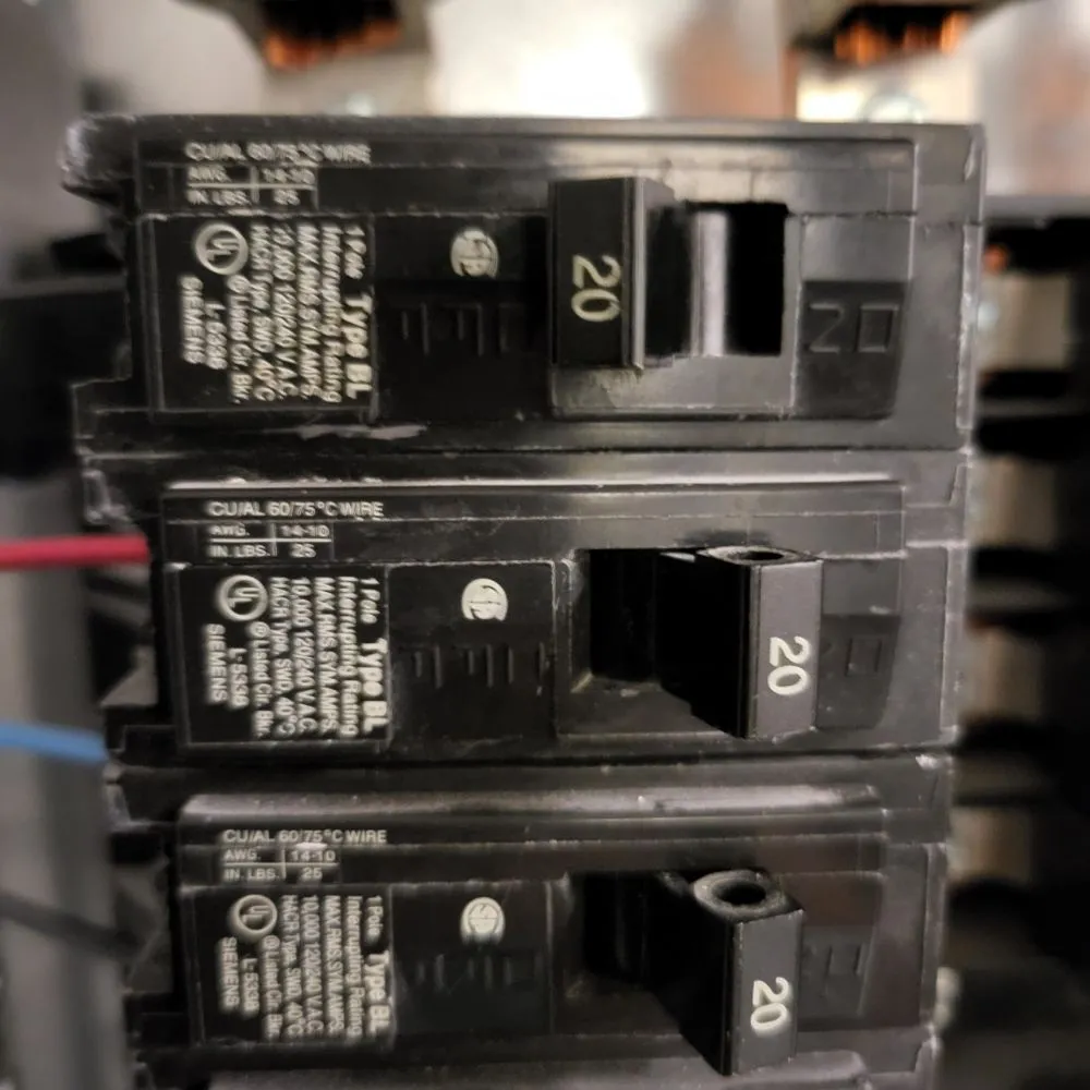 Licensed electrical service for homes in lighting installation,  by 