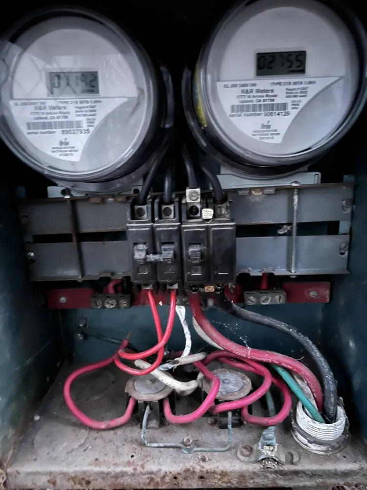 Licensed electrician providing electrical repair in , 