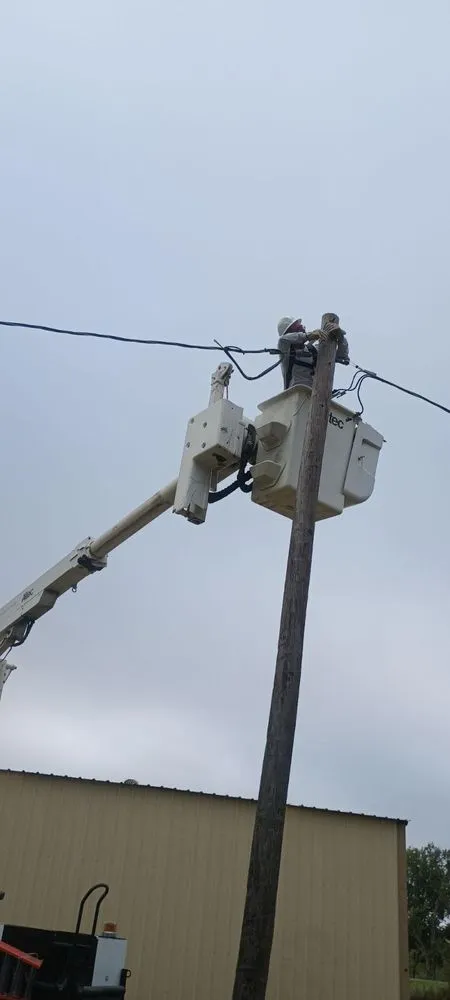 Emergency electrical service for homes in circuit breaker repair,  by 