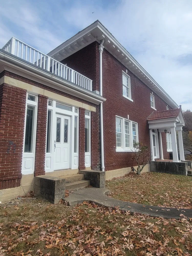 Emergency electrical service for homes in lighting installation, by