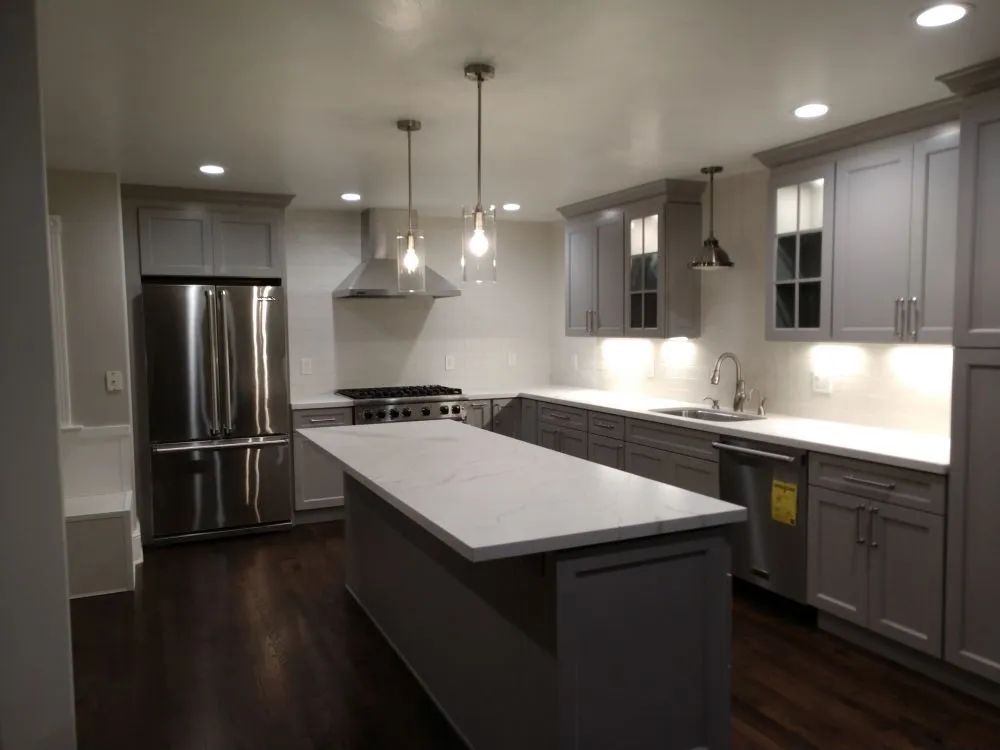 Expert electrician providing emergency electrical service in , 