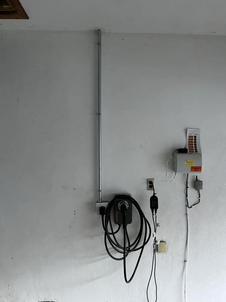 Emergency electrical service for homes in outlet and switch repair, by