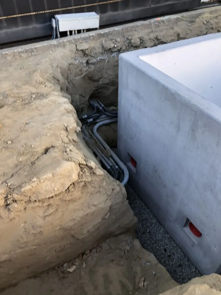 Licensed electrician providing circuit breaker repair in , 