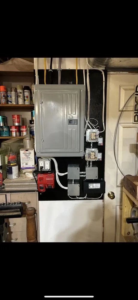 Affordable electrician providing emergency electrical service in , 