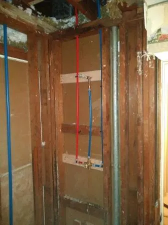 Emergency electrician providing electrical repair in , 