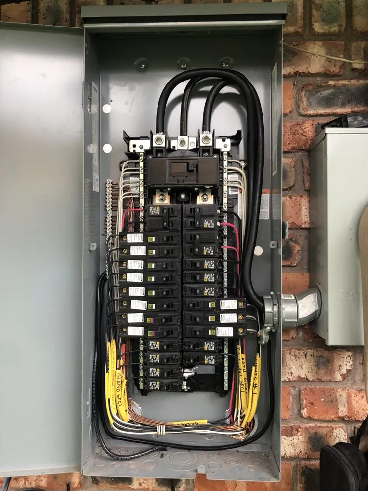 Licensed electrician providing electrical repair in , 