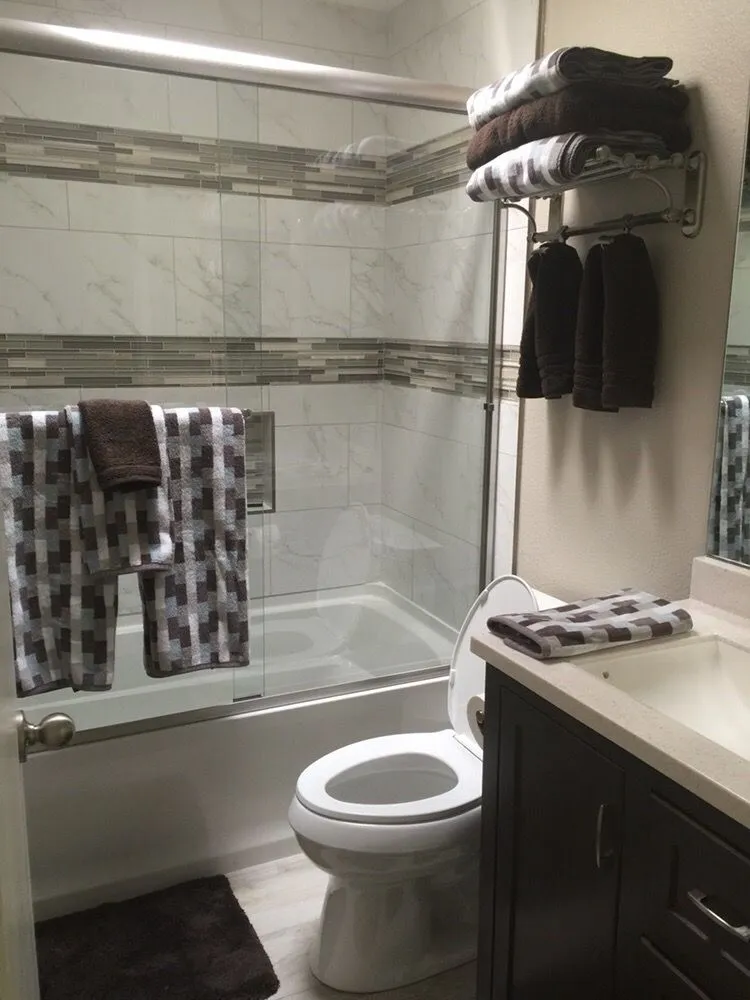 Certified electrician providing emergency electrical service in , 